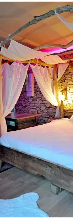 Duplex Safari jusqu'à 4 personnes, Spa XXL, day use, cinéma, cascade et lit sous les arbres，位于布尔昆的酒店