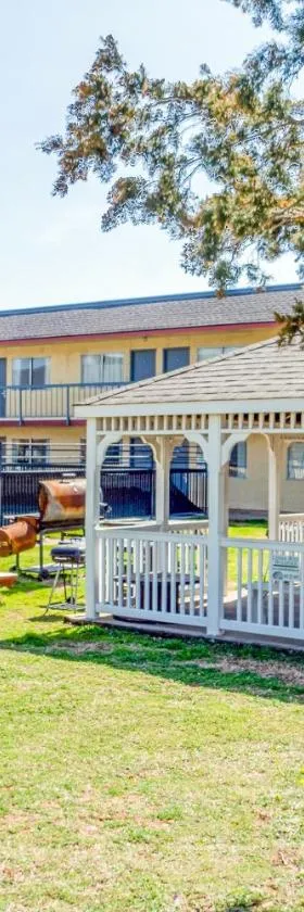 Castle Inn & Suites By OYO Chickasha，位于奇克谢的酒店