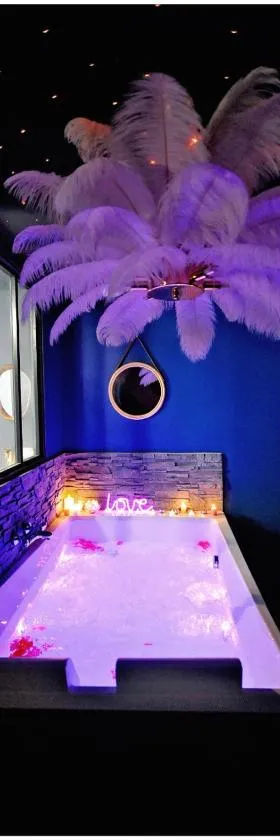 La Suite 7ième ciel étoilé, SPA XXL, Lit sous les étoiles, 5 min centre，位于布尔昆的酒店