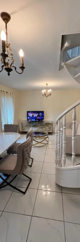 NEW 2 bedroom House 15mins from Paris by Train，位于萨塞勒的酒店