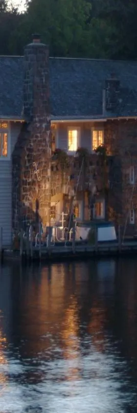 Lake George Boathouse Waterfront Lodging，位于博尔顿兰丁的酒店