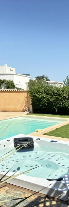 2 hébergements - 10 couchages - parking, piscine, jacuzzi - convivialité，位于罗克布伦河畔阿尔让的酒店
