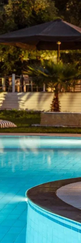 Mr and Mrs White Corfu Couples Retreat Adults Only，位于阿查拉维的酒店