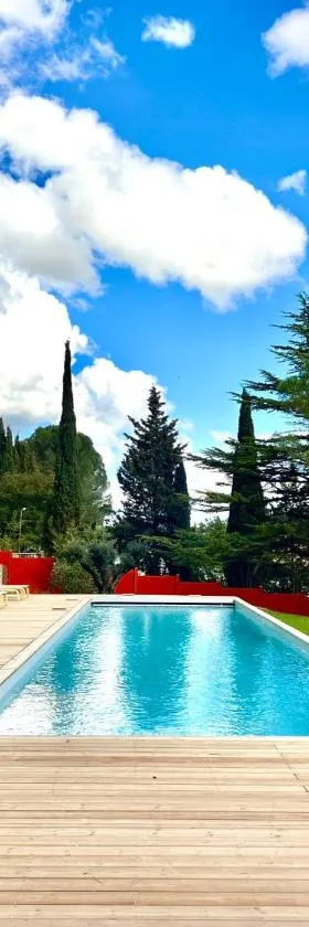 Maison Joyeuseté, Cité de Carcassonne 7 min, Piscine 20m chauffée toute l'année, Clim, Parking，位于Berriac的酒店