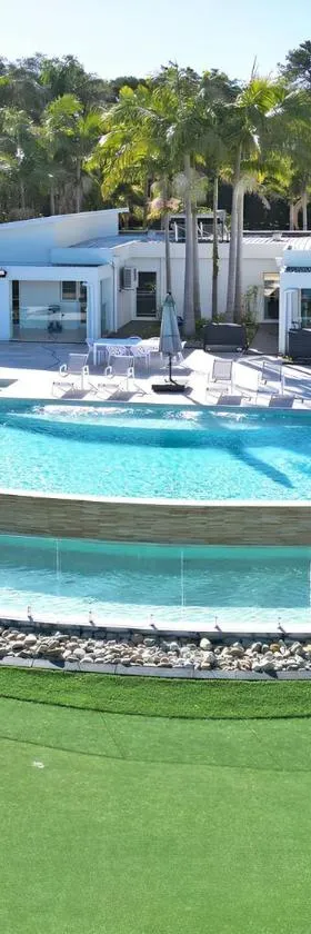 Lake Palm Resort Luxury Retreat absolute Waterfront on 3 acres at Lake Macquarie.，位于Dora Creek的酒店