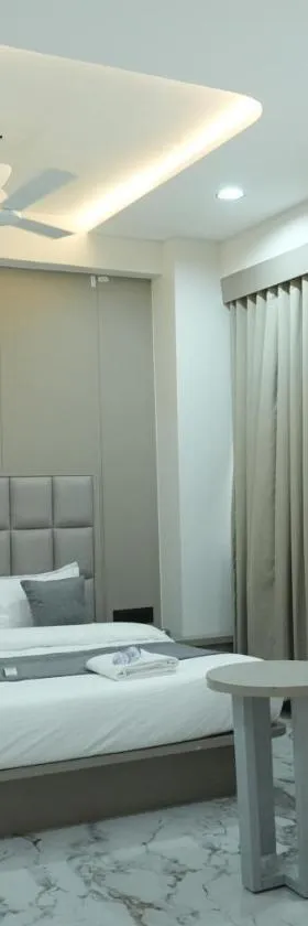 Hotel M Town，位于艾哈迈达巴德的酒店