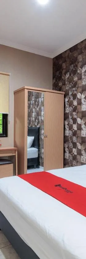 Urbanview Syariah Hotel Tiga ER near Karawang Central Plaza，位于加拉旺的酒店