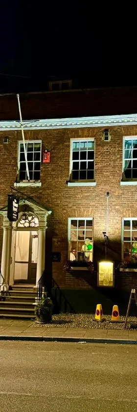 The Limes Bar and Hotel，位于尼德姆马基特的酒店