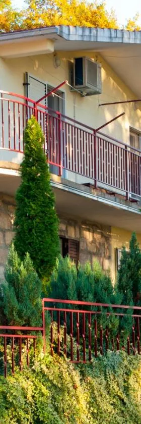 Apartments Cvitini Dvori Garjak，位于Vrlika的酒店