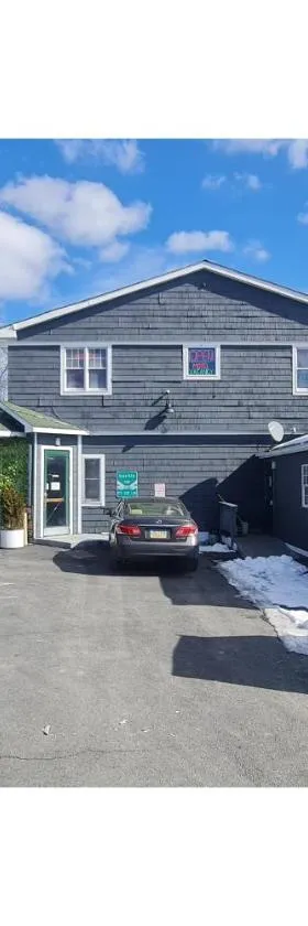 Werry's Cottages Motel & Pub by OYO East Stroudsburg Poconos，位于东斯特劳兹堡的酒店