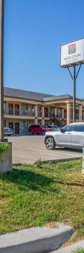 Moulton Inn & Suites By OYO Near Shiner TX，位于Moulton的酒店