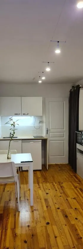 Studio cosy avec clim et jardin，位于方黛涅的酒店