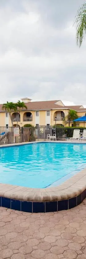 OYO Waterfront Hotel- Cape Coral Fort Myers, FL，位于珊瑚角的酒店