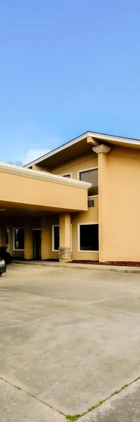 Cypress Inn & Suites Washington by OYO，位于Chocowinity的酒店