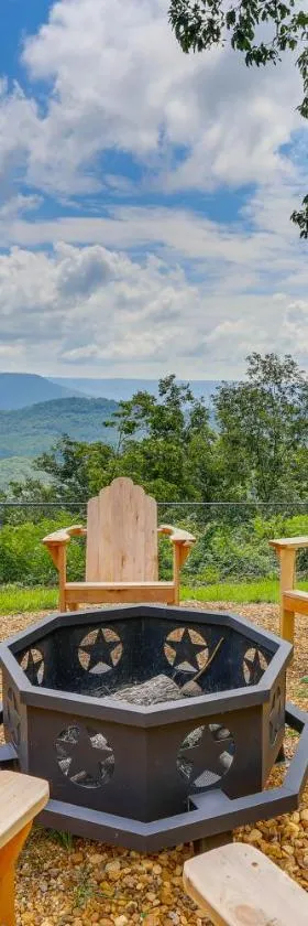 Mountain Retreat with Fire Pit in Flat Rock!，位于Flat Rock的酒店