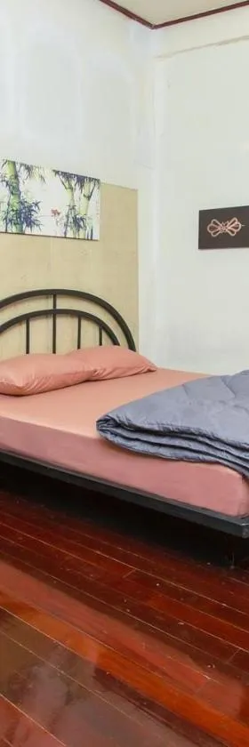 OYO 75469 Baan Kong Hostel，位于Ban Talat Takua Pa的酒店