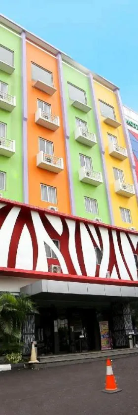 Super OYO Townhouse OAK Hotel Fiducia Pondok Gede，位于雅加达的酒店
