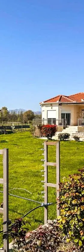 Charming Countryside Villa with Garden & Terrace near Skadar Lake，位于Berislavci的酒店