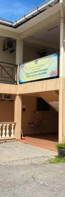 Capital O 91094 Hotel & Chalet Sportfishing，位于峇都丁宜的酒店