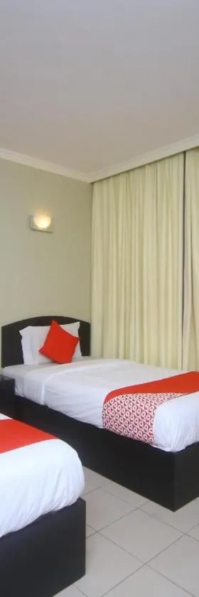 Super OYO 1027 Hotel London，位于山打根的酒店