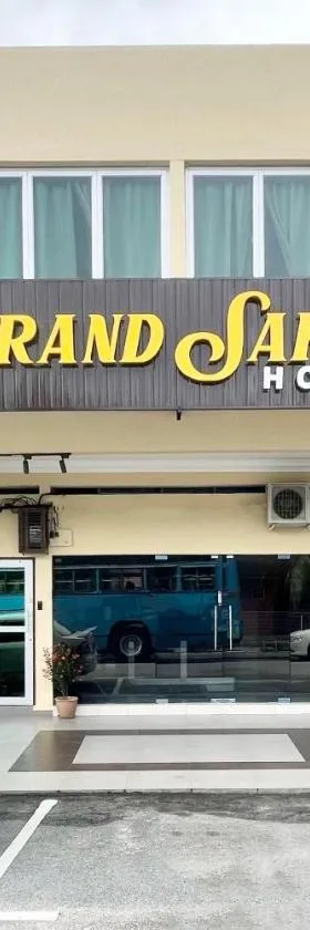 OYO 90369 Safari Hotel Lumut，位于Kampong Pundut的酒店