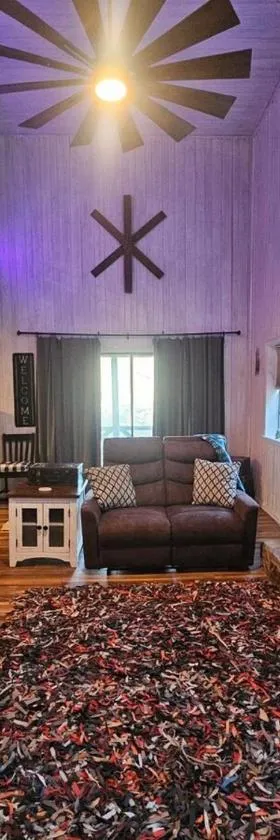 THE LEGEND OF ASKA- Blue Ridge Cabin, River & Mtn views, Hot Tub, Game room，位于蓝岭的酒店