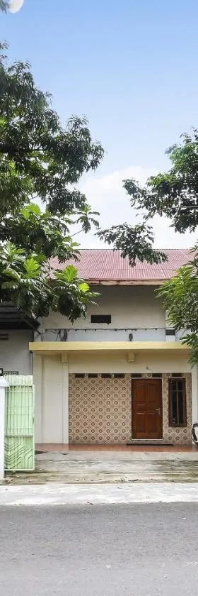SPOT ON 90744 Alika Homestay，位于Demak的酒店