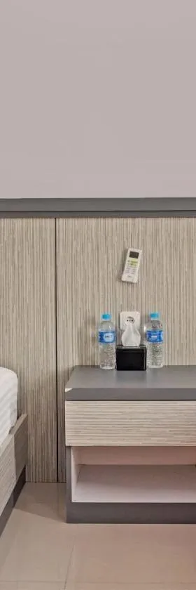 Super OYO 92518 De Luna Hotel，位于Banjarbaru的酒店