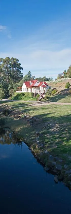 CRABTREE RIVERFRONT COTTAGES Beautiful peaceful location RELAX & ENJOY，位于休恩维尔的酒店