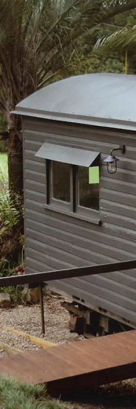 Train Carriage Tiny Home in the Byron Hinterland，位于Alstonvale的酒店
