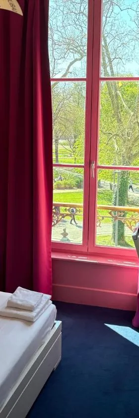Hotel Couleurs Sud Centre-ville Gare Charleville-Mézières，位于沙勒维尔-梅济耶尔的酒店
