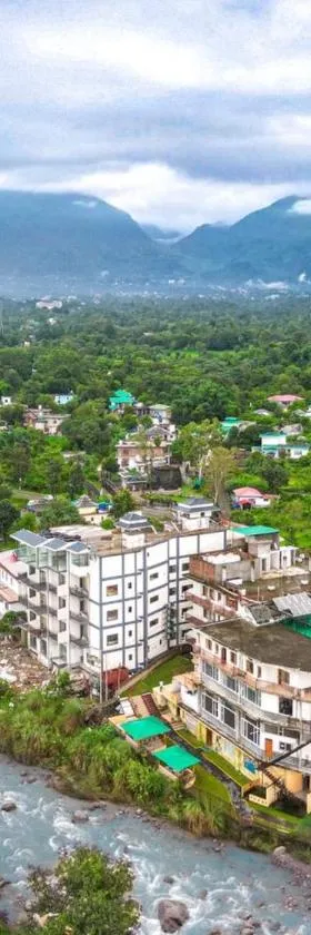 Aachman Riviera Resort Dharamshala- A river facing rooms with balcony，位于达兰萨拉的酒店