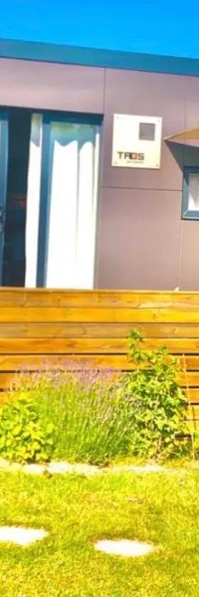 Cottage Premium, camping 5* avec parc aquatique，位于Hudimesnil的酒店