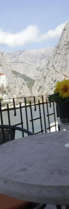 City & River View Apartment，位于奥米什的酒店