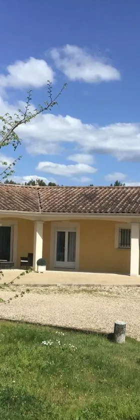 Une chambre pour deux avec vue sur la piscine，位于Le Pizou的酒店