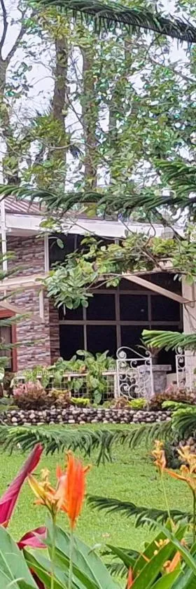 BALAI BANAHAW Vacation Farm and Private Resort，位于Lucban的酒店