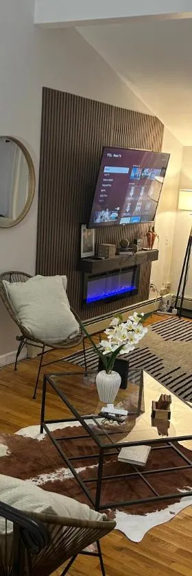 Chic modern bedroom 5 mins from JFK，位于Locust Manor的酒店