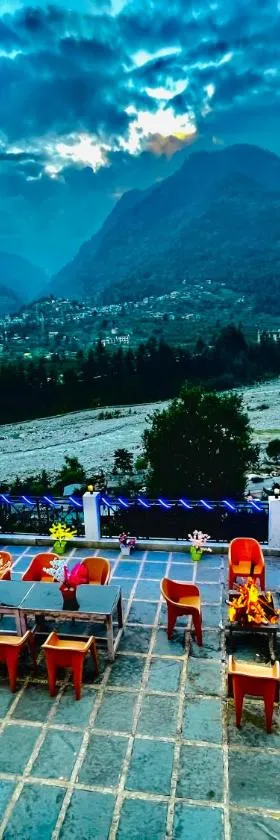 Hotel Hollywood Manali - Scenic River & Mountain View With Premium Rooms Near Mall Road，位于马拉里的酒店