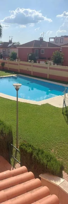 Apartamento con piscina Bormujos，位于博尔穆霍斯的酒店