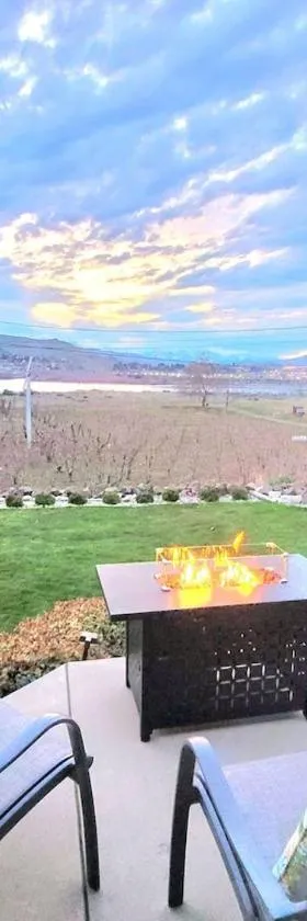 Immaculate Home w/ Mtn and River Views!，位于East Wenatchee的酒店