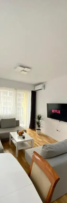 Royal Apartment-FamilyHaven,Park,Modern and Luxury，位于Železara的酒店