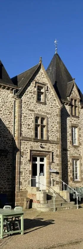 布尔格城堡酒店，位于Saint-Denis-de-Gastines的酒店