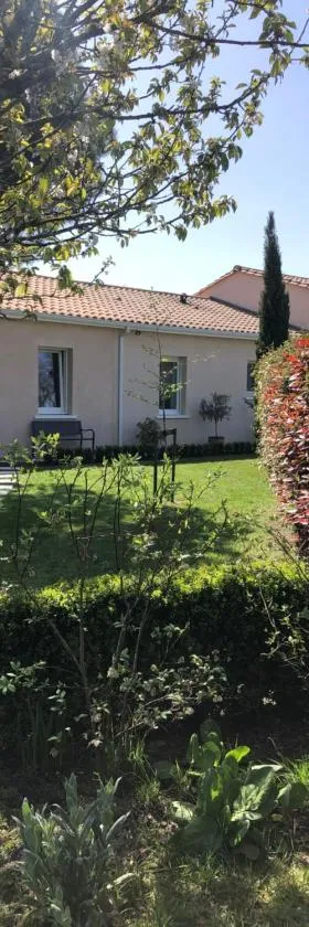 Chambre d'Hôtes Les Bacquerins，位于Sainte-Hélène的酒店