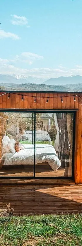 Chalet insolite - SPA - Vue Pyrénées - Brasero，位于Lasseube的酒店