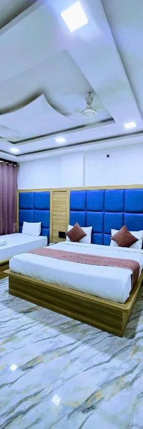 Premium Hotel Aarav Grand - Mathura Central - 5 Min distance from Railway Station，位于马图拉的酒店
