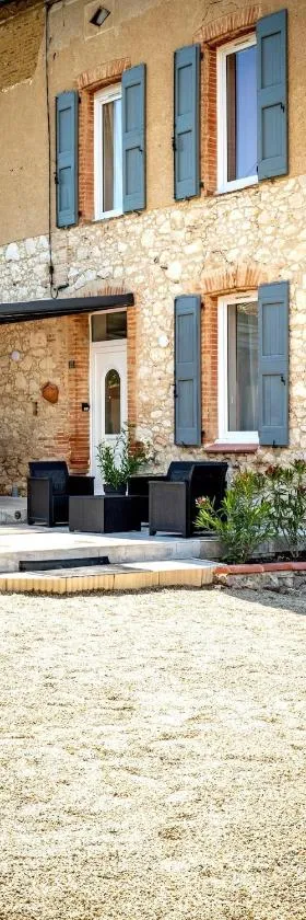 Au Paradis Des Anges maison de village climatisé avec jardin，位于Briatexte的酒店