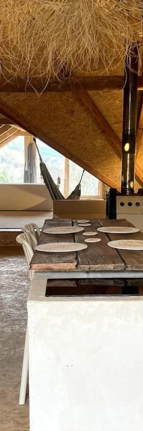 Beautiful Loft in old Barn，位于Entraunes的酒店