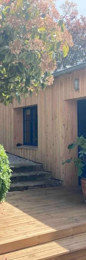 La cabane, Chambre indépendante dans jardin - Esprit cabane authentique et confortable - la campagne à 5 mn du centre de Caen，位于Fleury-sur-Orne的酒店