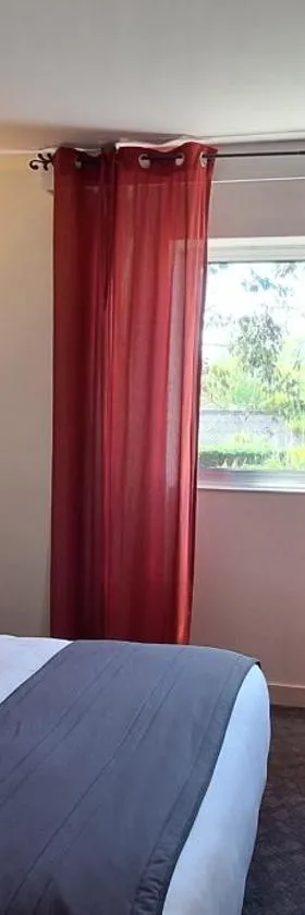 Brit Hotel le Cygne，位于圣伊莱尔迪阿尔库厄的酒店