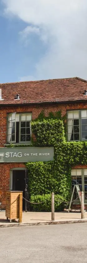 The Stag on the River，位于戈德尔明的酒店